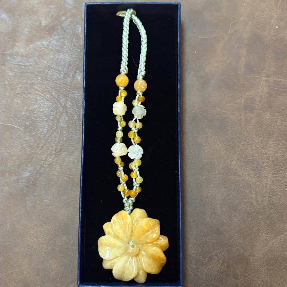 Chic Yellow Jade and Quartz Floral Pendant Expandable Necklace